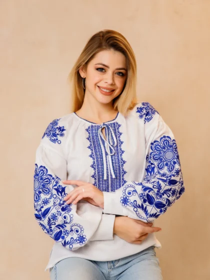 Вишиванка жіноча Цвіта біла з синім