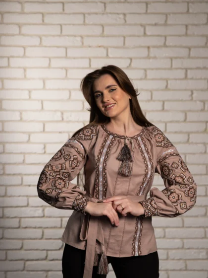 Вишиванка жіноча Олеся бежева з коричневим
