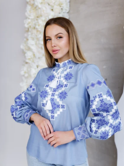 Вишиванка жіноча Яромира блакитна з синім